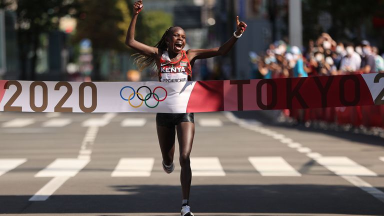 Нионсаба олимпийска сребърна медалистка на 800 метра през 2016 г