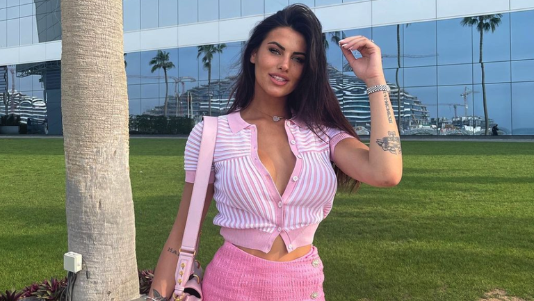 Тръпката на Влахович изумява по бански