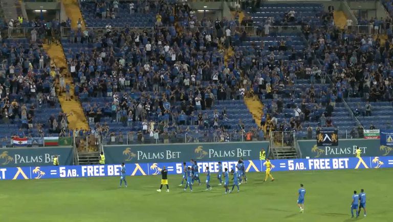 Играчите и феновете на "сините" се поздравиха след победата над Пирин