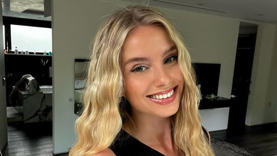 Футболно гадже трупа лайкове с перфектните си извивки