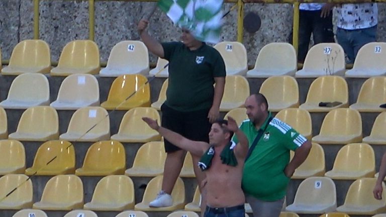 Малко на брой, но верни привърженици на Пирин подкрепят тима си на стадион „Георги Аспарухов“