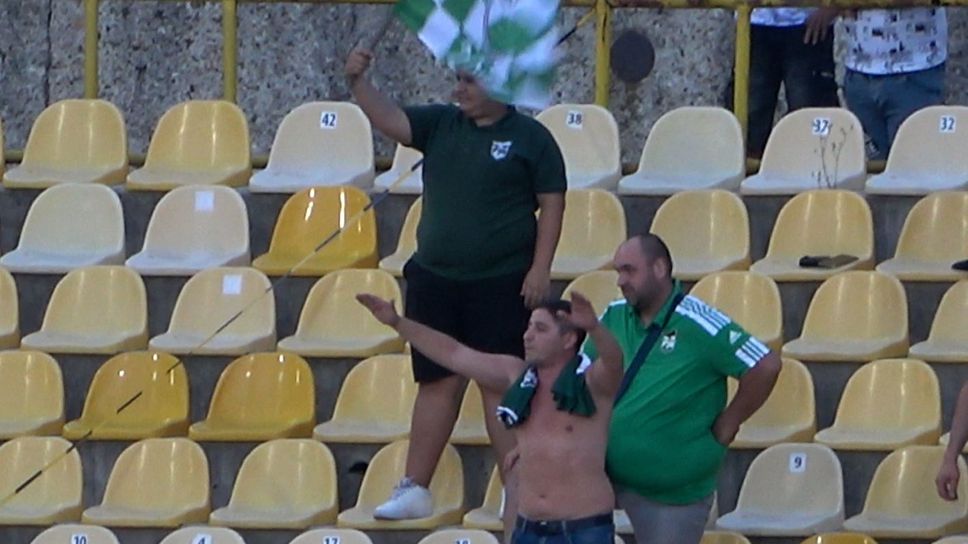 Малко на брой, но верни привърженици на Пирин подкрепят тима си на стадион „Георги Аспарухов“