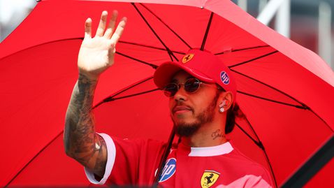  Люис Хамилтън носи повече пари на Ферари 