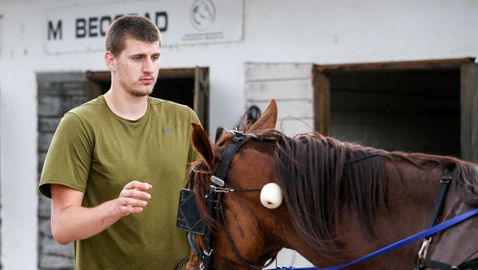  Чакат Йокич на едно от най-големите конни надпревари в света 
