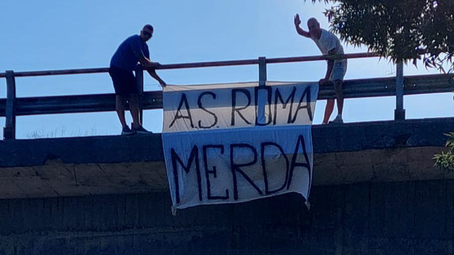 Фенове на Лацио посрещнаха Рома с обидни транспаранти във Варна