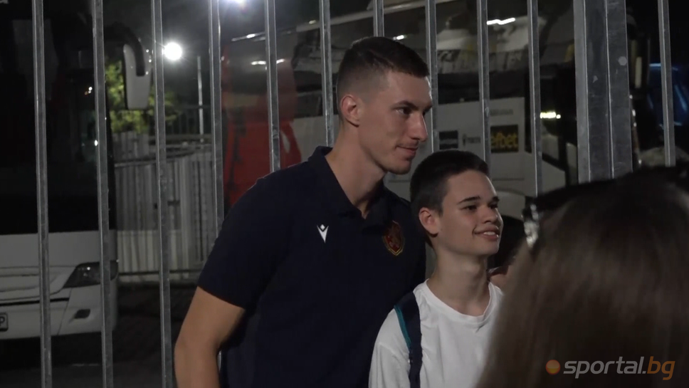 Андриан Краев се снима с фенове и раздаде автографи пред стадиона след мача с Иран