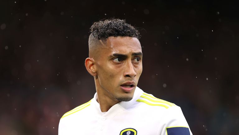  Лийдс отхвърли първата оферта на Арсенал за Рафиня, Тотнъм също готви съмнение 