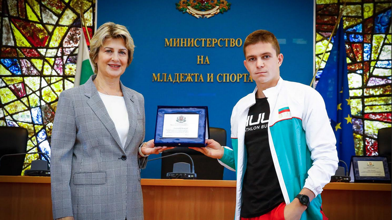 Българският национален състезател по триатлон Александър Божилов и неговият личен