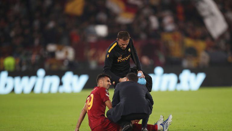 Защитникът на Рома Мехмет Зеки Челик ще бъде извън терените