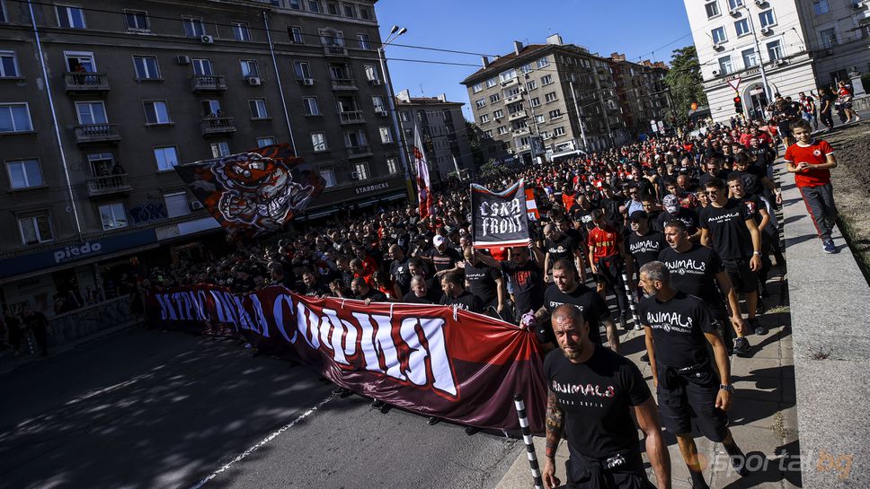 "Червеното" шествие разтресе Варна (видео)