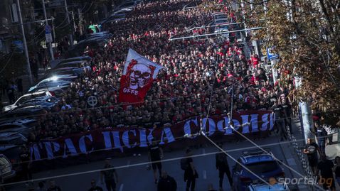 На фен на ЦСКА - София му прилоша, "червени" запалянковци се притекоха на помощ