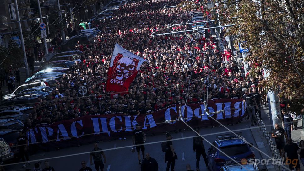 На фен на ЦСКА - София му прилоша, "червени" запалянковци се притекоха на помощ