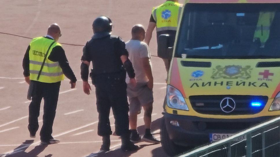 Уцеленият с ракета фен на ЦСКА - София бе изведен с линейка от стадиона