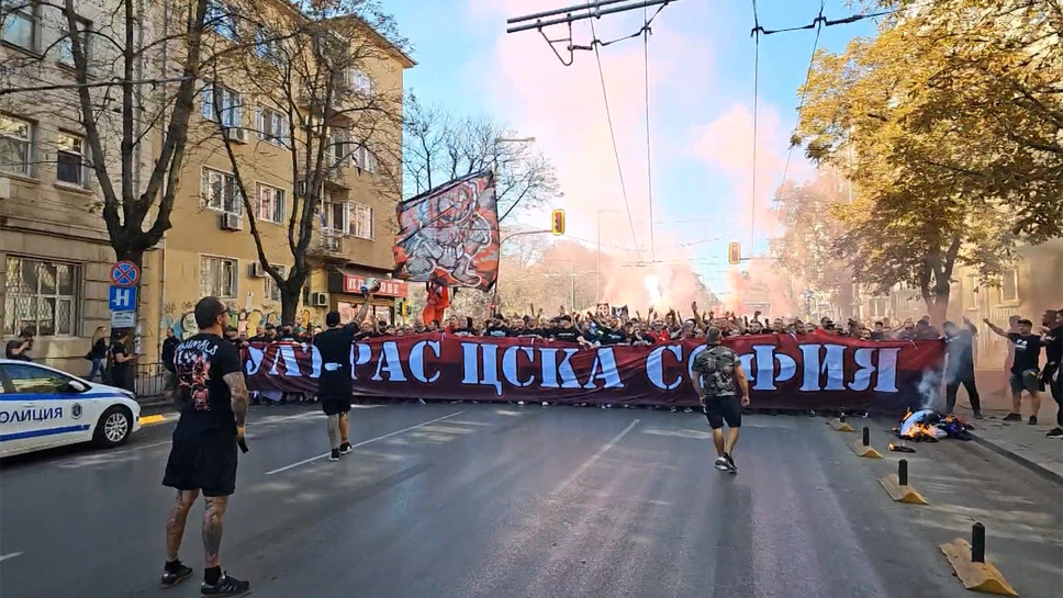 Феновете на ЦСКА изгориха артикули на Левски преди шествието си