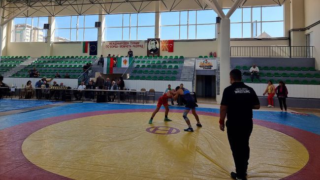 120 момчета спориха за отличията на турнира по борба "Лютфи Ахмедов" в Разград