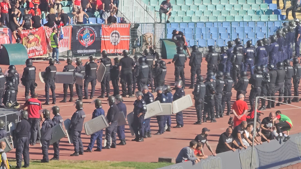 Редици полицаи оградиха секторите на "Васил Левски"
