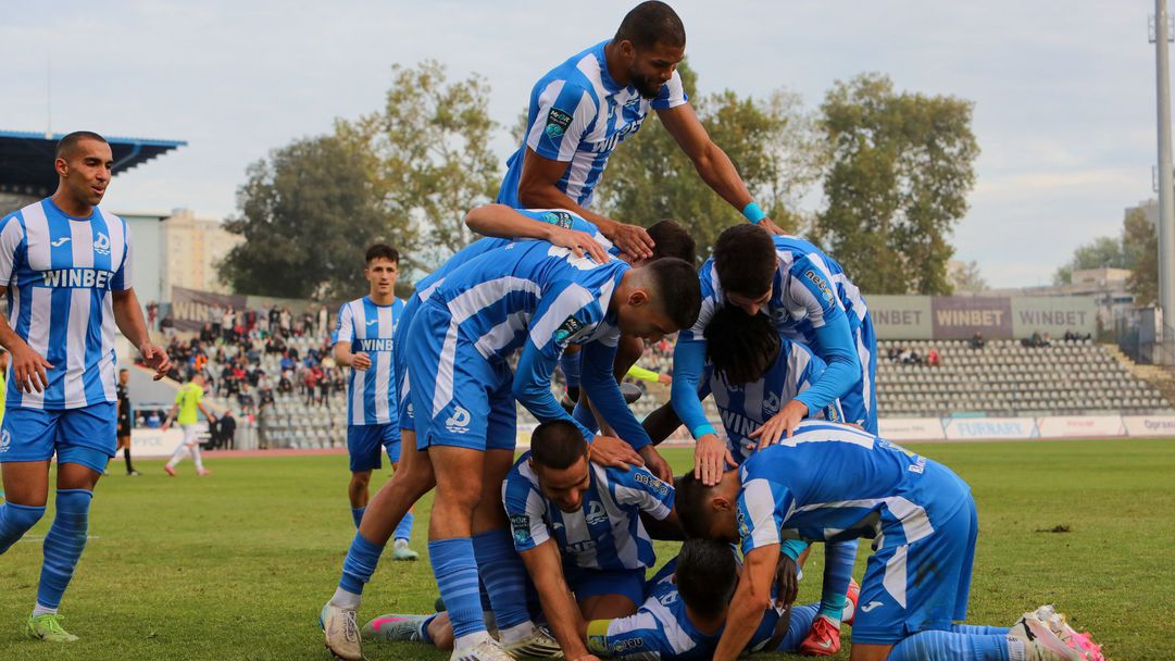 Лидерът във Втора лига представи двама нови