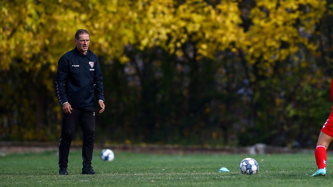 Шампион и носител на купата на България напусна треньорския пост на Боруна, гледа към Китай