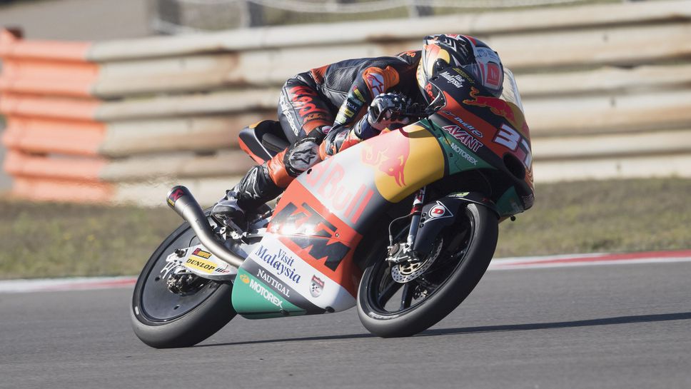 Педро Акоста грабна титлата в Moto3 след отпадане на Денис Фоджа в Португалия