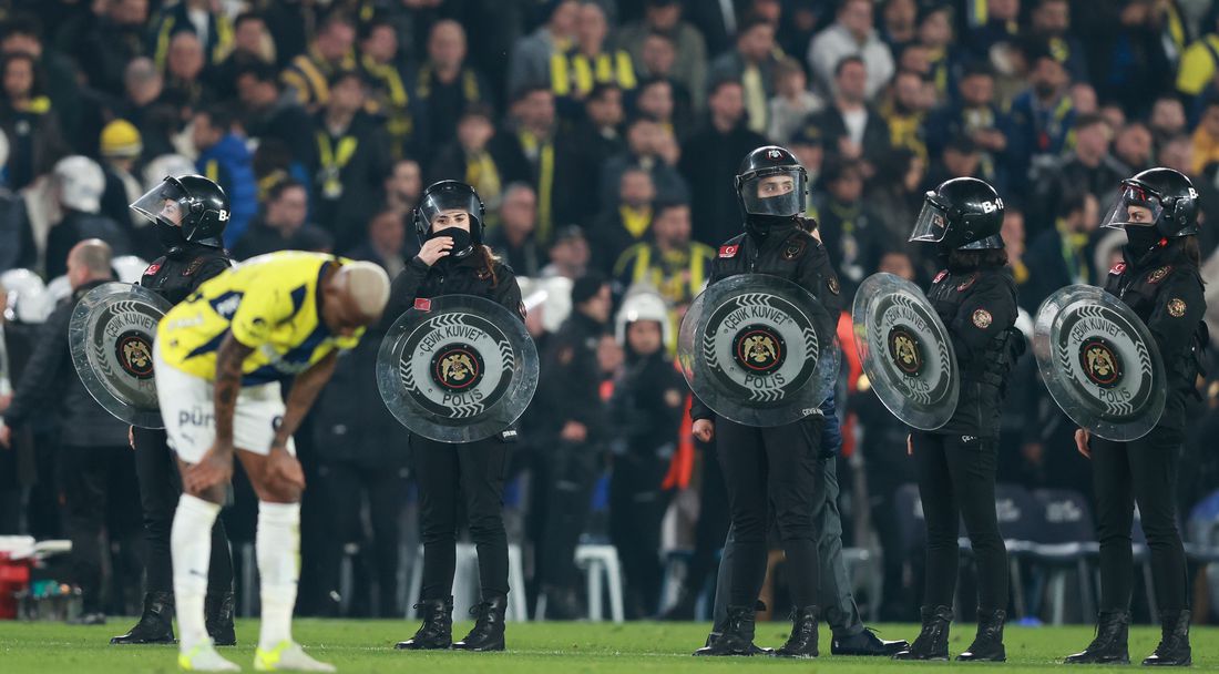 В Турция започнаха с арестите: 17 футболни съдии и един президент са първите