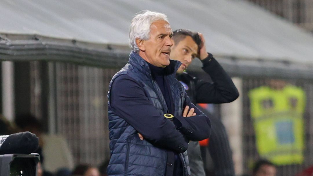 Петко Христов на пейката в дебюта на Донадони