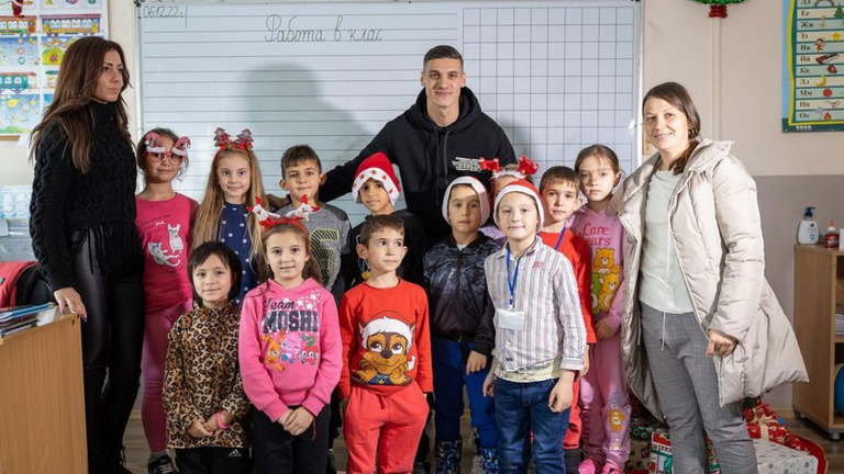 Звездата на Лудогорец Кирил Десподов подари незабравими мигове на децата