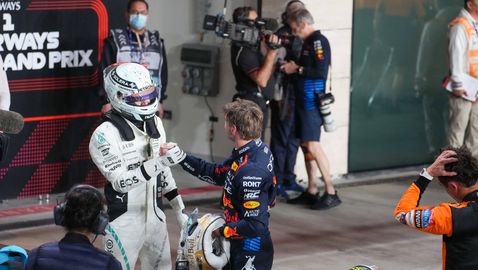 Верстапен и Ръсел един до друг на обща снимка на пилотите