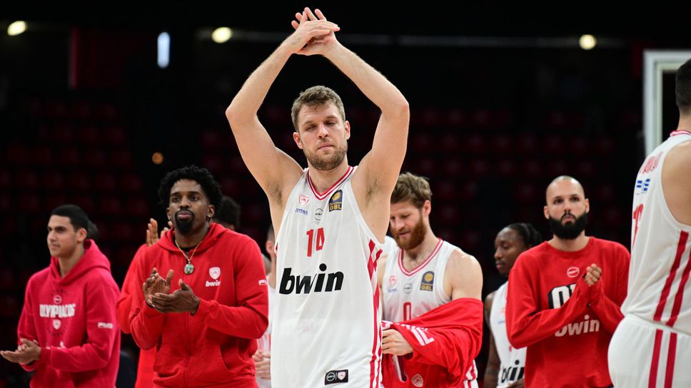 Везенков и Олимпиакос остават непобедени в Гърция