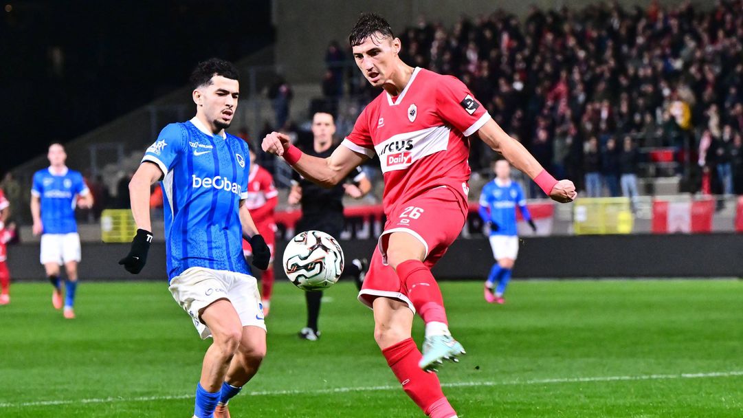 Антверп разби Генк, силен мач на Божинов