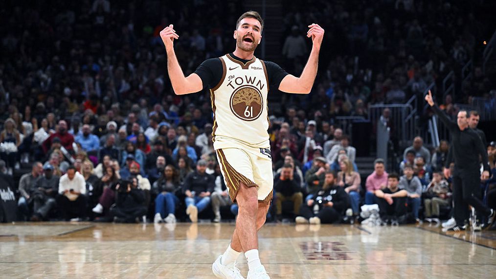 Гард на Голдън Стейт "довърши" Кливланд и се измайтапи с феновете на "Кавалерите"