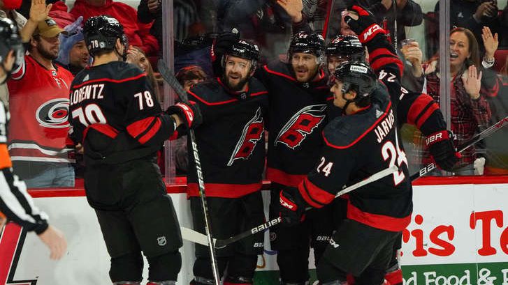 Каролина нанесе трето поредно поражение на Калгари в НХЛ