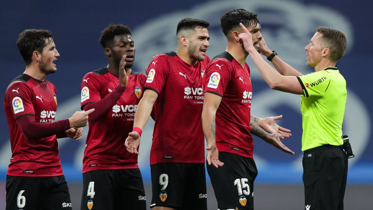  От Валенсия за дузпата против Каземиро: Грабежът в Мадрид стартира да се повтаря 