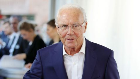 Откриват статуя на легендата Бекенбауер на стадиона на Байерн