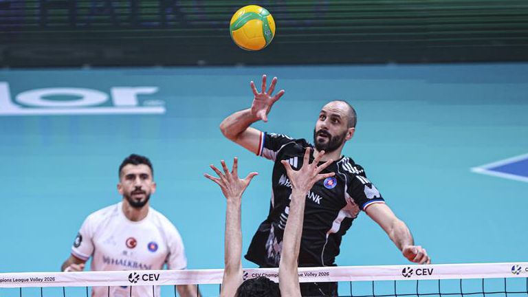 Българската волейболна звезда Матей Казийски и тимът на Халкбанк Анкара се поздравиха с