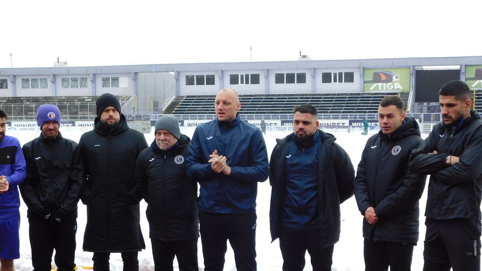 Старши треньорът на Етър Иван Иванов говори преди началото на