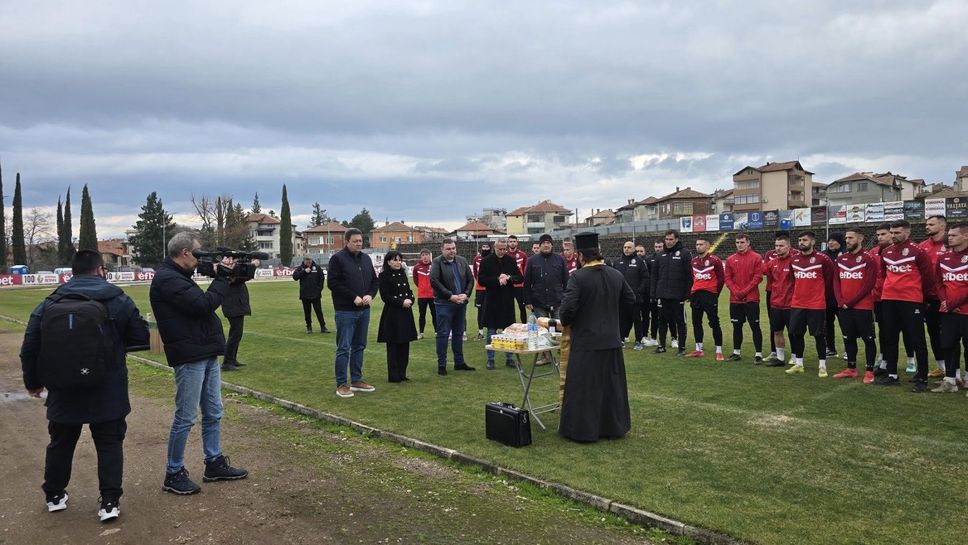 С традиционен водосвет отслужен от отец Павел Милушев започна официалната