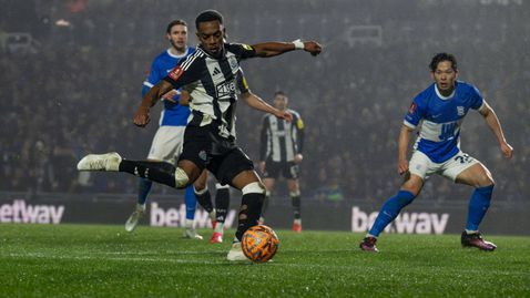 Драматичен успех на Нюкасъл в Бирмингам