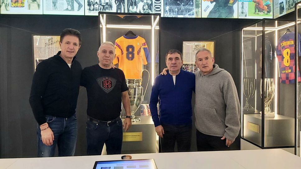 Легендите на румънския футбол Георге Хаджи и Георге Попеску както