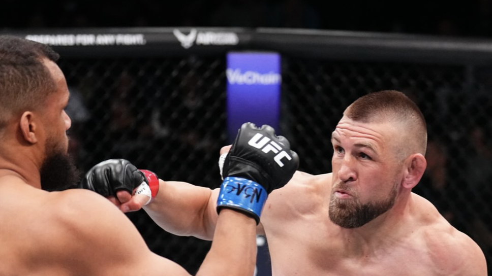 Дъстин Джакоби нокаутира Джулиъс Уокър във втория рунд на битката