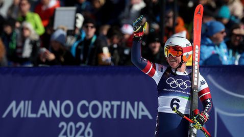 Брийзи Джонсън триумфира в спускането на Игрите в Милано-Кортина 2026