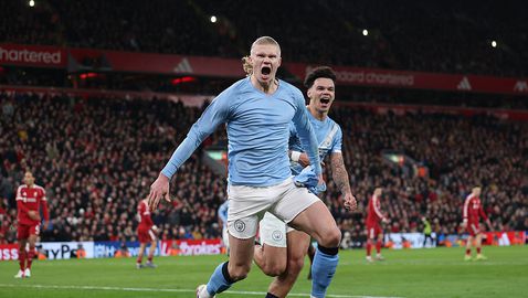 Лудо дерби на "Анфийлд" с решаваща дузпа в добавеното време разплака Ливърпул и остави Ман Сити в битката