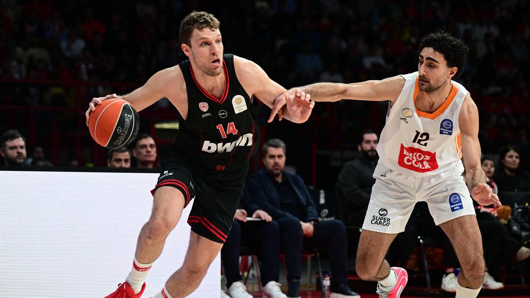 Везенков и Олимпиакос продължават без грешка в Гърция