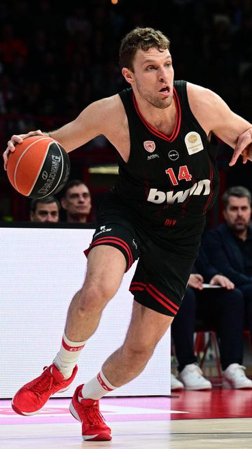 Везенков и Олимпиакос продължават без грешка в Гърция