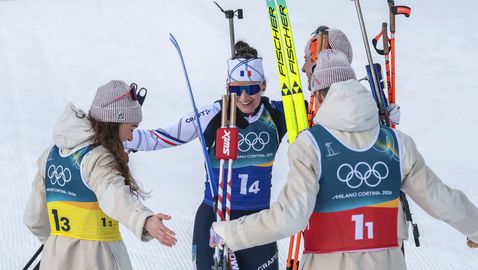 България завърши на 16-о място в смесената щафета по биатлон