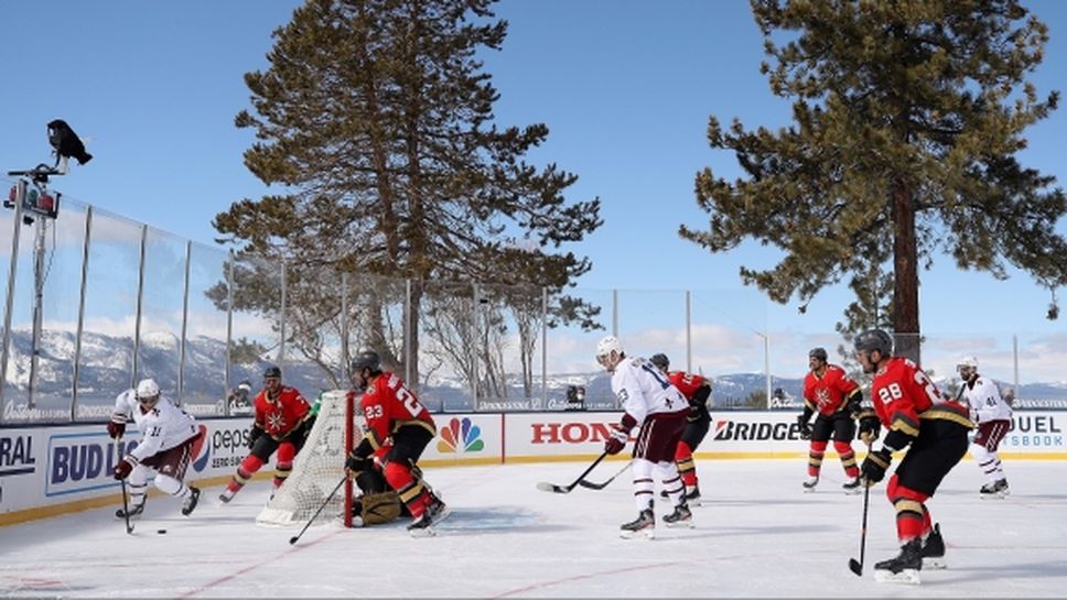 Топло време и разтопен лед прекъсна мач на открито в НХЛ за осем часа
