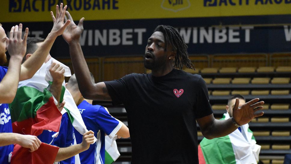 Американско крило акостира в Спартак Плевен