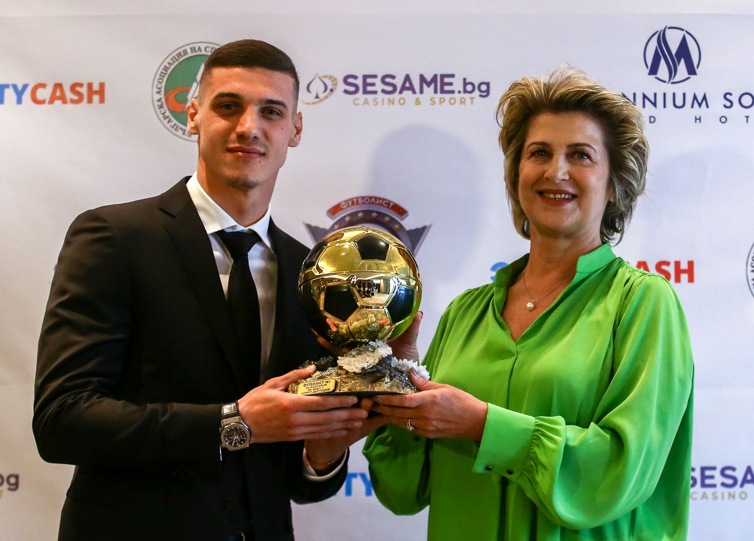 Кирил Десподов получава награда за футболист на годината за 2021