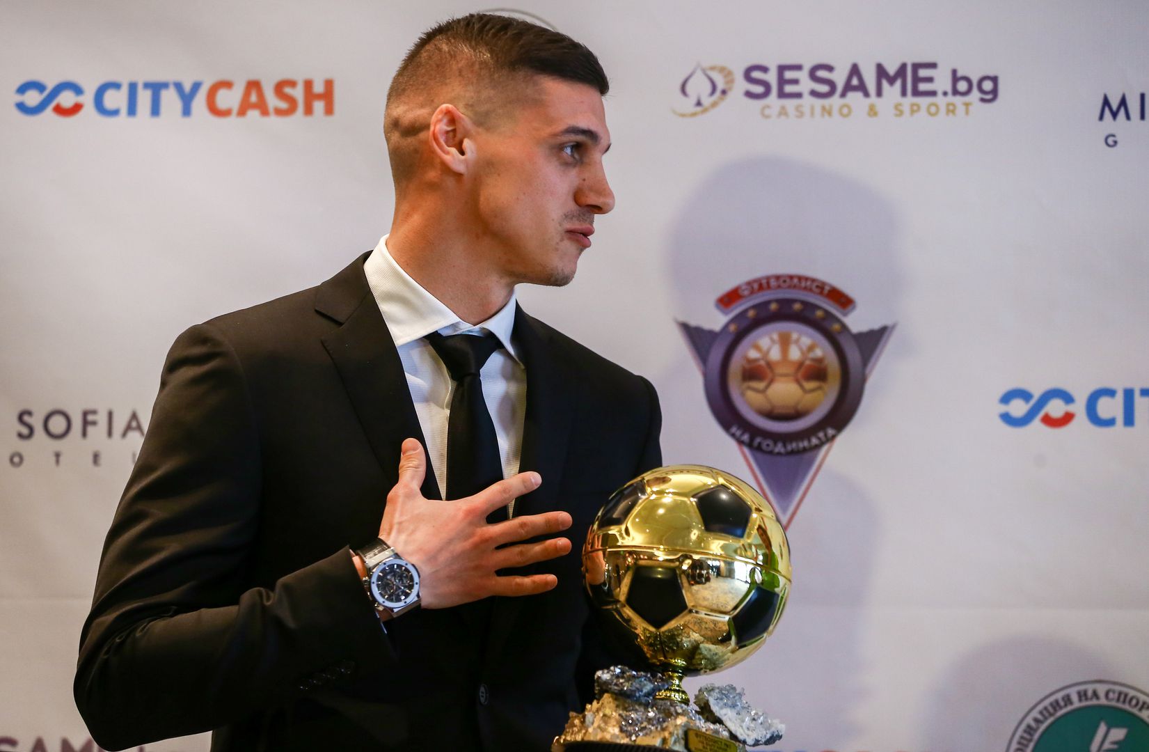 Кирил Десподов получава награда за футболист на годината за 2021