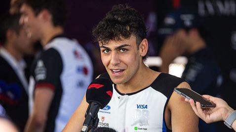 Арвид Линдблад влезе с летящ старт във Формула 1