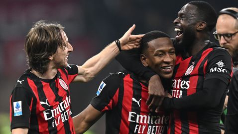 Милан отново надхитри Интер и остави битката за титлата жива